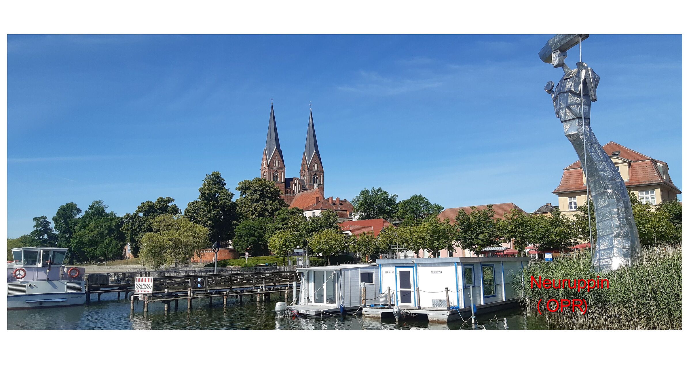 Blick auf Neuruppiner Seepromenade mit Rahmen vom Wasser mit Schmalrahmen